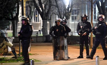 Francja: Trzecia noc zamieszek w Grenoble po śmierci dwóch nastolatków. W ruch poszły koktajle Mołot
