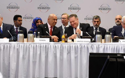 Od lewej: premier Izraela Beniamin Netanjahu, szef MSZ Jemenu Khaled Al Yamani, sekretarz stanu USA 