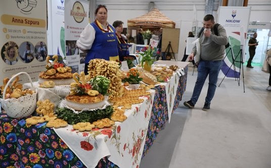 Stoły uginały się od wędlin, miodów, nalewek, chleba...