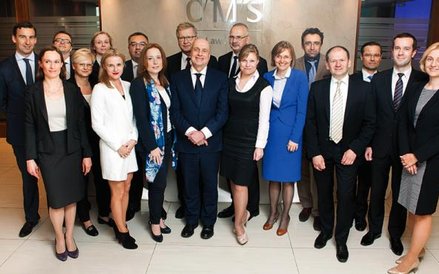 CMS ma trzeci pod względem wielkości zespół wszystkich prawników. W tej kancelarii jest ich 143 (na 