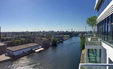 Penthouse położony na 12. piętrze apartamentowca w Berlinie. Nieruchomość ma siedem pokoi i 437 mkw.