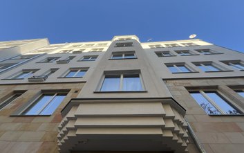 Najbardziej charakterystycznym elementem elewacji jest schodkowy wykusz o ściętych narożnikach