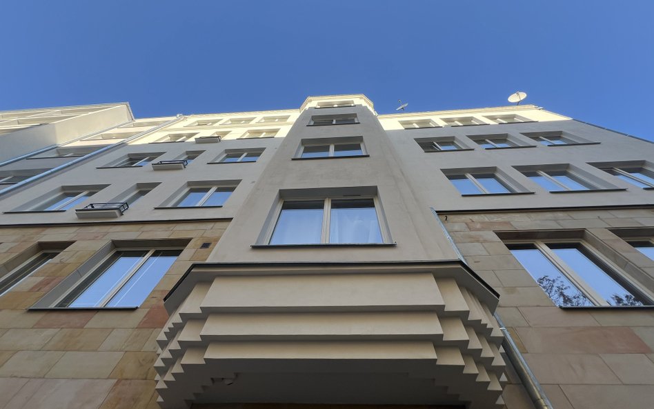 Najbardziej charakterystycznym elementem elewacji jest schodkowy wykusz o ściętych narożnikach