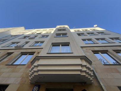 Najbardziej charakterystycznym elementem elewacji jest schodkowy wykusz o ściętych narożnikach