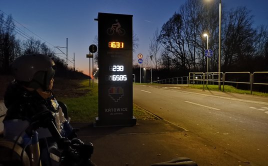 Wzdłuż velostrady wybudowano miejsca odpoczynku dla rowerzystów. Trasa jest doświetlona