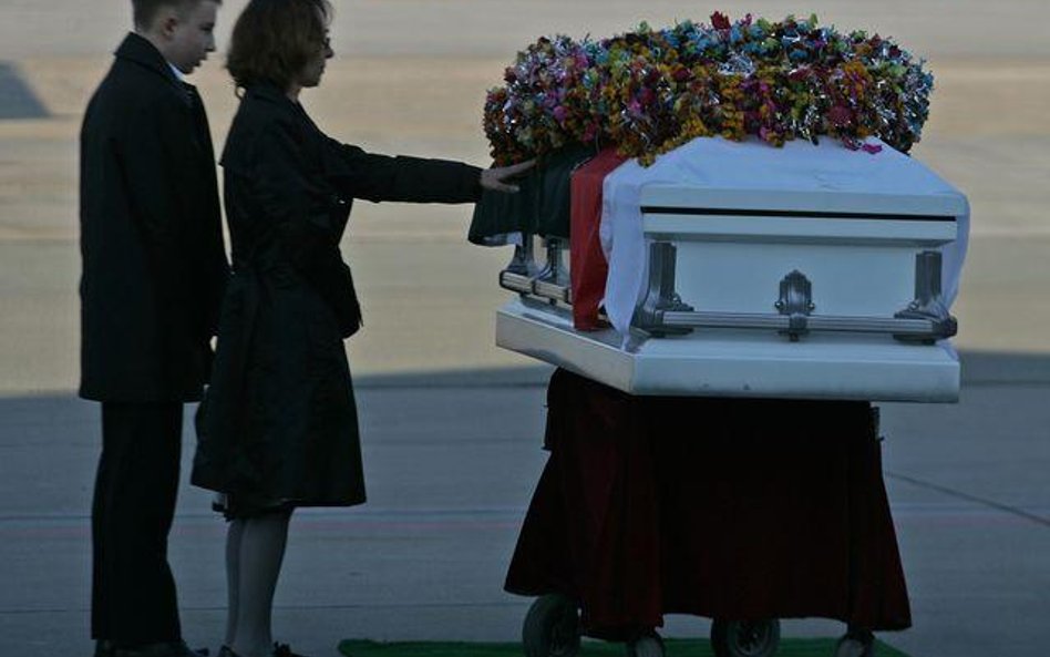 Rodzina Piotra Stańczaka podczas uroczystości na Okęciu