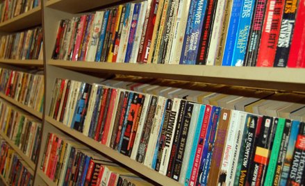 Prowadzenie działalności gospodarczej przez bibliotekę publiczną est niedopuszczalne.