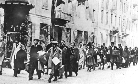 Likwidując getto warszawskie, Niemcy wywieźli większość Żydów do Treblinki i tam zamordowali. Wielu 