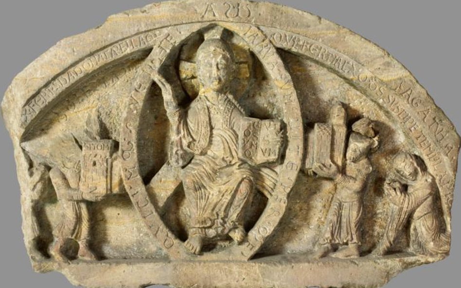 Tympanon fundacyjny Jaksy. Pozycja możnowładcy Jaksy zrównana jest z pozycją księcia Bolesława Kędzi