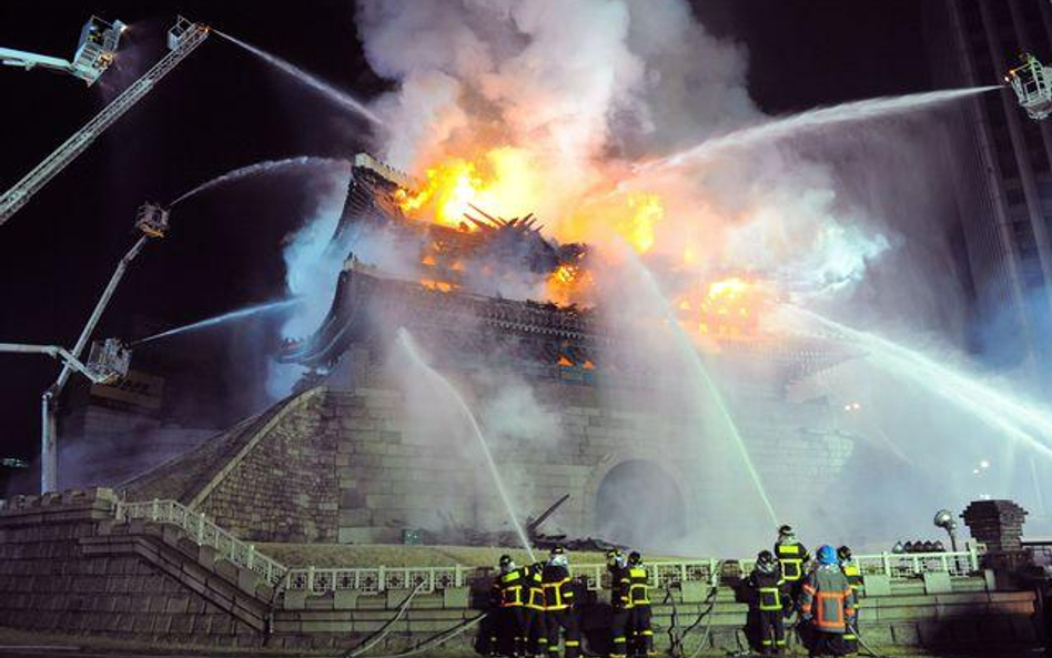 W Seulu płonie bezcenny zabytek - Namdaemun