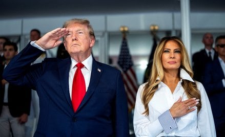 W lipcu na placu Rewolucji Islamskiej w Teheranie pojawił się billboard przedstawiający Trumpa leżąc