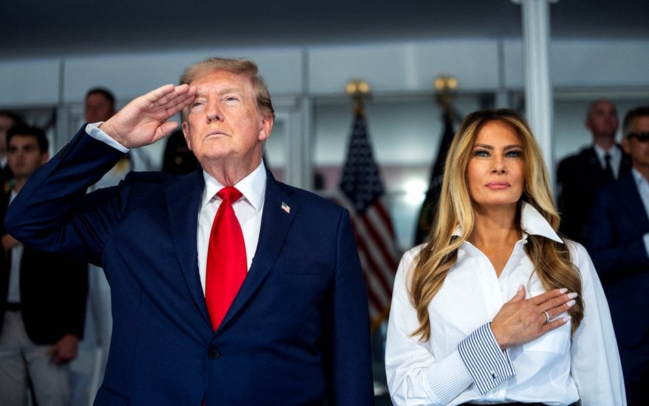 W lipcu na placu Rewolucji Islamskiej w Teheranie pojawił się billboard przedstawiający Trumpa leżąc
