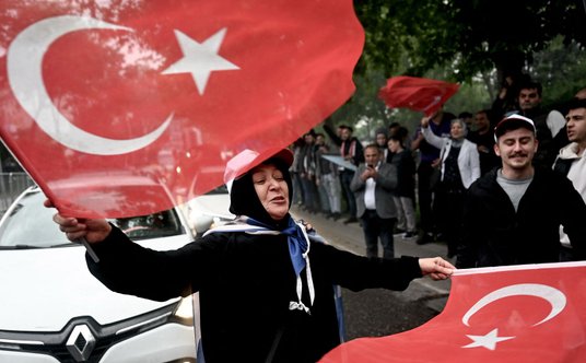 Zwolennicy Erdogana świętują przed siedzibą Partii Sprawiedliwości i Rozwoju (AKP)