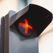 Co oznacza czerwony krzyż na sygnalizatorze? Gdzie można spotkać taki symbol?