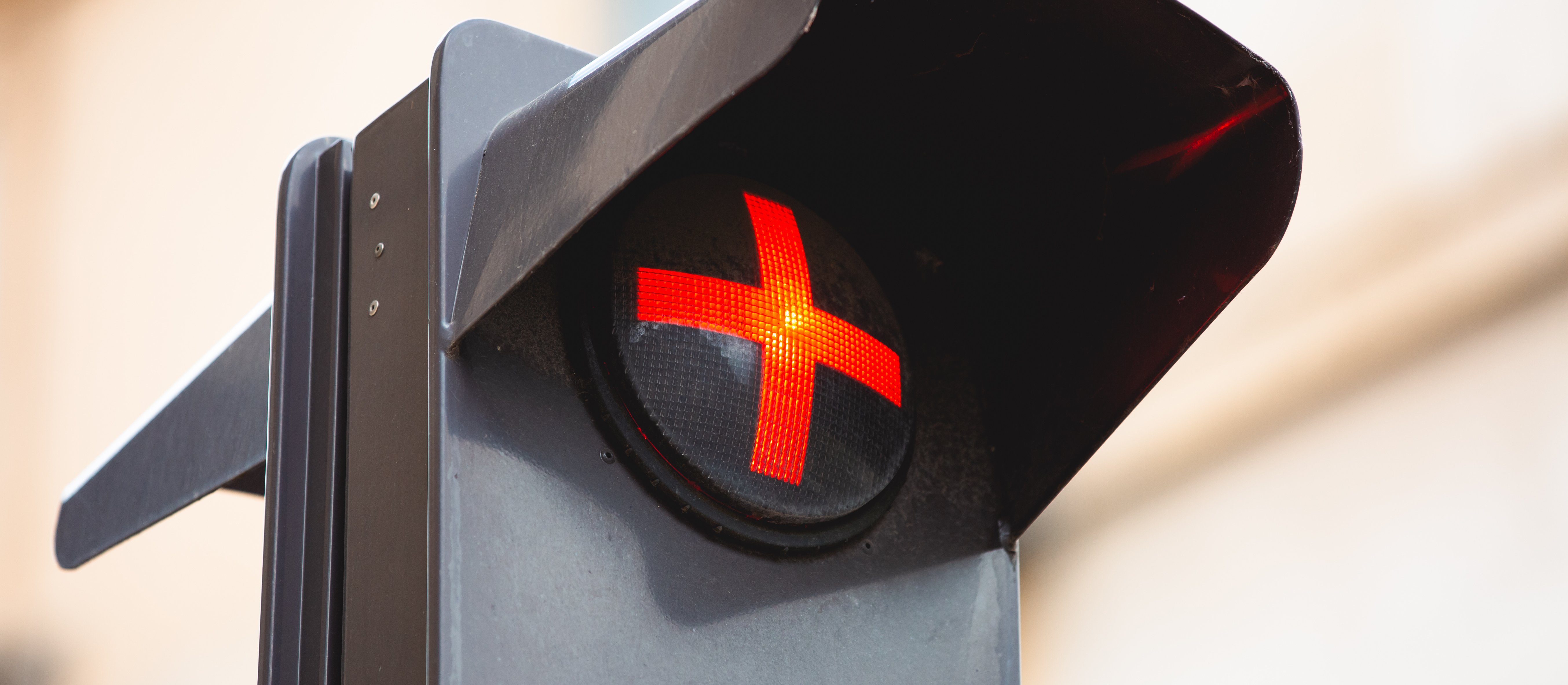 Czerwony krzyż na sygnalizatorze. Co ten symbol oznacza dla kierowców?
