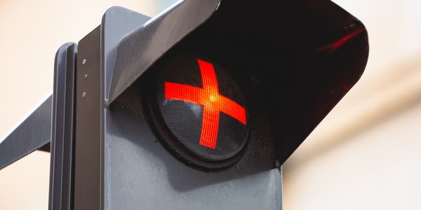 Czerwony krzyż na sygnalizatorze. Co ten symbol oznacza dla kierowców?