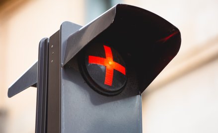 Co oznacza czerwony krzyż na sygnalizatorze? Gdzie można spotkać taki symbol?