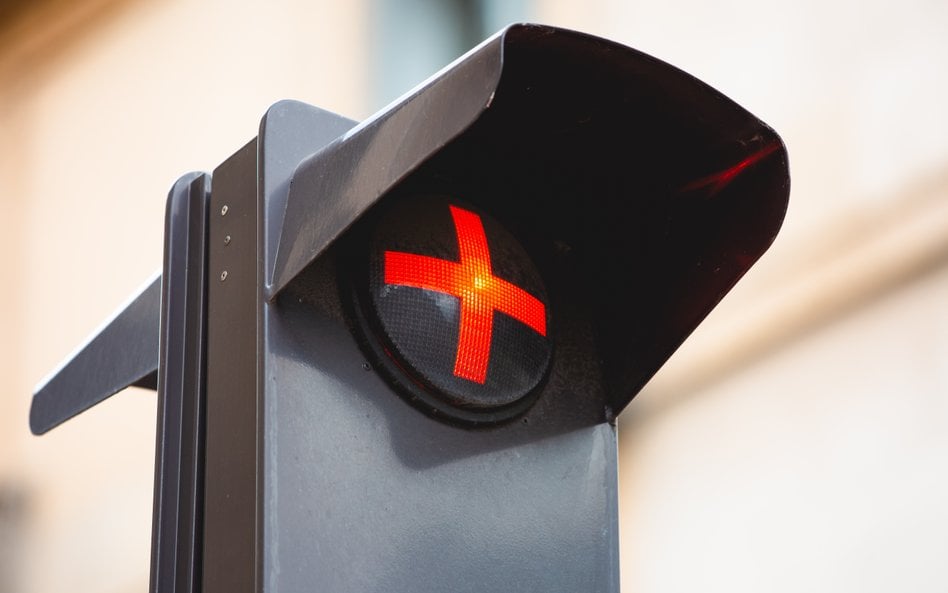 Co oznacza czerwony krzyż na sygnalizatorze? Gdzie można spotkać taki symbol?