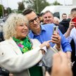 Kampania wyborcza. Premier Mateusz Morawiecki podczas wizyty na Targowisku Miejskim w Knurowie (fot.