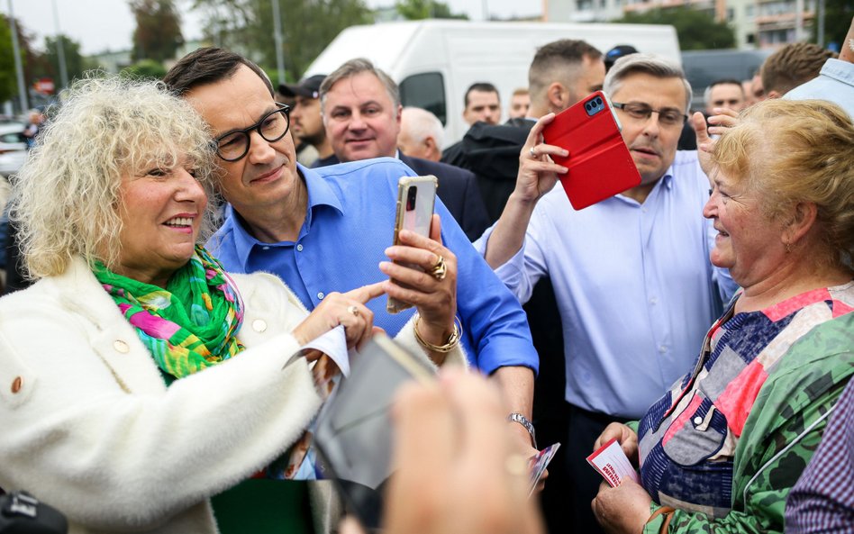 Kampania wyborcza. Premier Mateusz Morawiecki podczas wizyty na Targowisku Miejskim w Knurowie (fot.