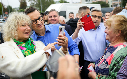 Kampania wyborcza. Premier Mateusz Morawiecki podczas wizyty na Targowisku Miejskim w Knurowie (fot.