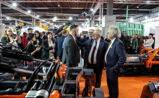 Minister Rolnictwa i Rozwoju Wsi Czesław Siekierski podczas edycji 2024 zwiedzał wystawę i rozmawiał