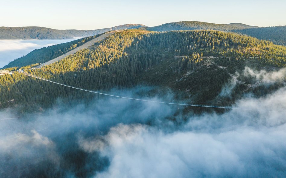 Czeski Sky Bridge 721 to najdłuższy na świecie most wiszący dla pieszych.