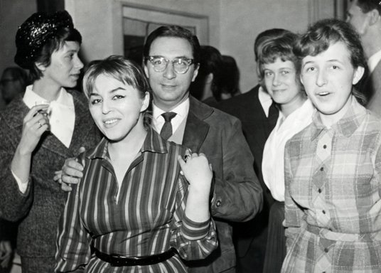 Leopold Tyrmand uwielbiał kobiety. Na zdjęciu widzimy go w towarzystwie m.in. Kaliny Jędrusik i Barb