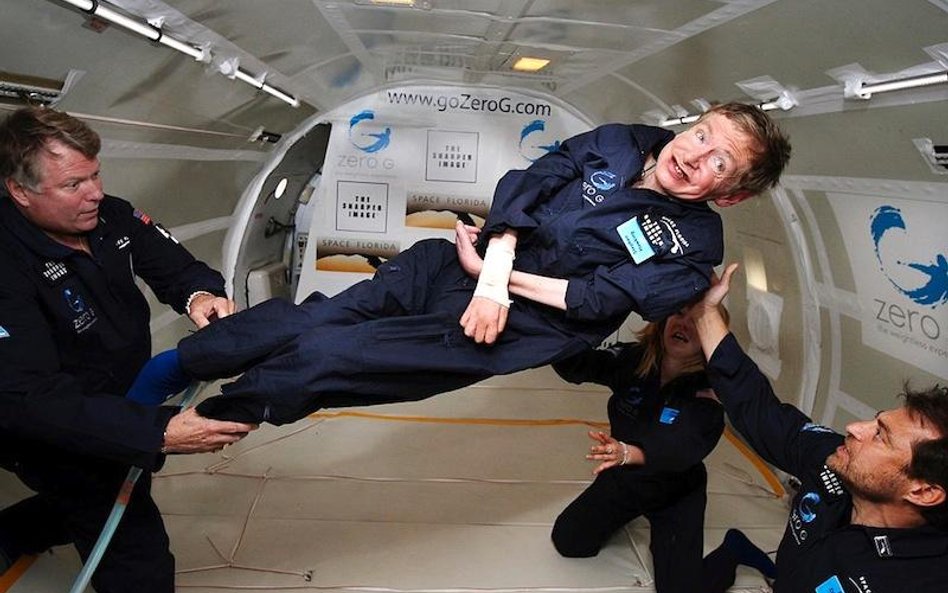 Prof. Hawking, choć sparaliżowany, wyrwał się z objęć grawitacji na pokładzie specjalnego samolotu. 