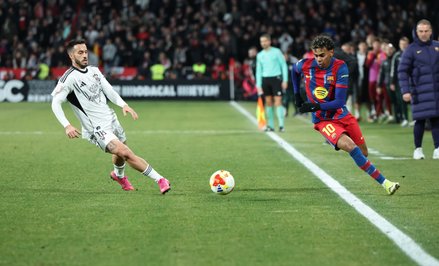 Lamine Yamal (po prawej) z Barcelony w akcji przeciwko Jose Carlosowi (po lewej) z Albacete podczas 