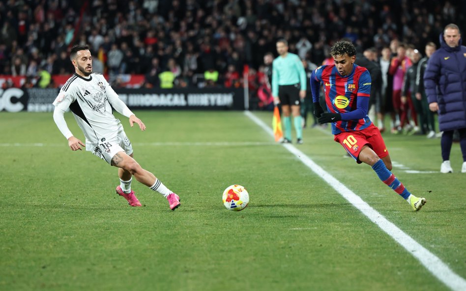 Lamine Yamal (po prawej) z Barcelony w akcji przeciwko Jose Carlosowi (po lewej) z Albacete podczas 