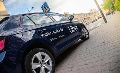 Uber pod presją. 240 tys. kierowców pozywa giganta, wśród nich Polacy