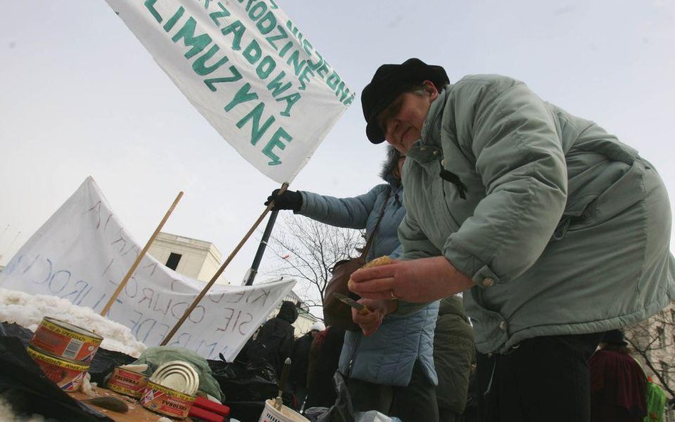 Rząd spiera się o zasiłki rodzinne