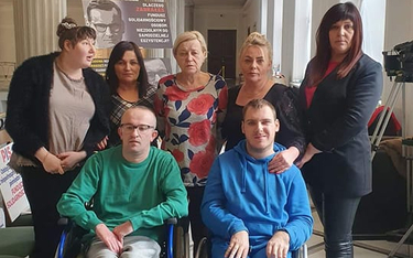 Niepełnosprawni i ich opiekunowie protestujący w Sejmie