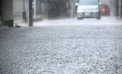 Intensywne opady w krótkim czasie grożą podtopieniami w miastach