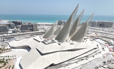 Projekt muzeum w Abu Zabi powstał w znanej brytyjskiej pracowni Foster + Partners.