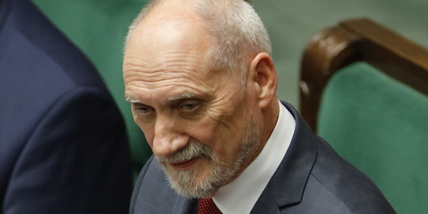 Antoni Macierewicz ma przeprosić za rzucenie oskarżeń po katastrofie smoleńskiej