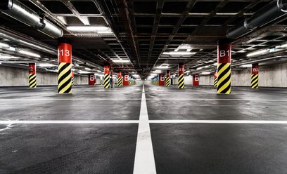 Podziemne garaże mają być budowane w sposób umożliwiający urządzenie w nich miejsc doraźnego schroni