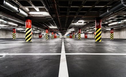 Podziemne garaże mają być budowane w sposób umożliwiający urządzenie w nich miejsc doraźnego schroni