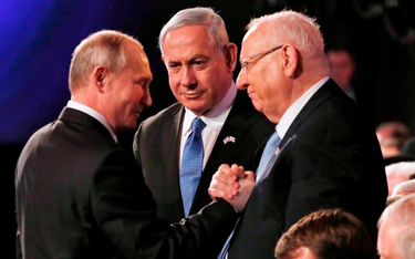 Prezydent Rosji Władimir Putin wita się z premierem i prezydentem Izraela Beniaminem Netanjahu i Reu