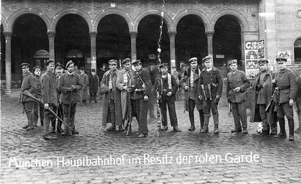 Żołnierze bawarskiej Armii Czerwonej pilnują dworca w Monachium (źródło: Bayerisches Hauptstaatsarch