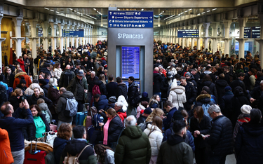 Pasażerowie oczekujący na informacje o wznowieniu kursowania pociągów na stacji St Pacras w Londynie