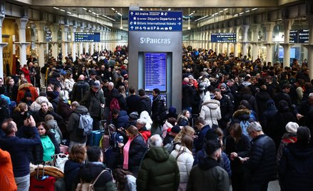 Pasażerowie oczekujący na informacje o wznowieniu kursowania pociągów na stacji St Pacras w Londynie