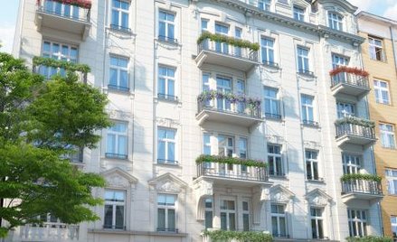 Praska kamienica w 1914 r. nie odbiegała standardem od zamożnych czynszówek w Śródmieściu. Po wojnie