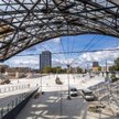 Dzięki szklanemu dachowi na umieszczone 16 metrów pod ziemią perony będzie docierać dzienne światło.