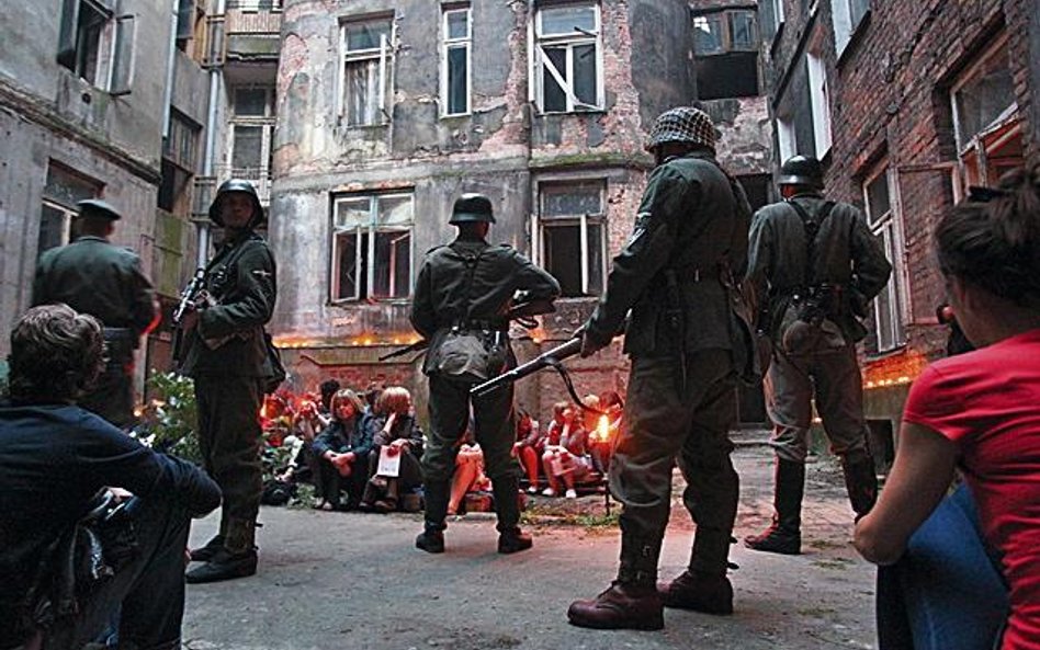 W opuszczonej kamienicy przy Żelaznej rozległy się strzały. Wspomnienia rzezi Woli w tej scenerii br