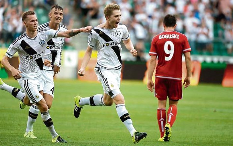 Dominik Furman cieszy się po zdobyciu gola dla Legii. Obok Ondrej Duda i Rafał Makowski