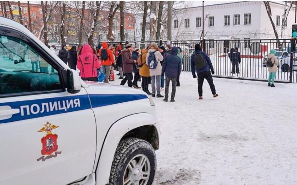 Grupa opozycjonistów przed komendą policji, w której w poniedziałek sądzono Nawalnego. W Moskwie jes