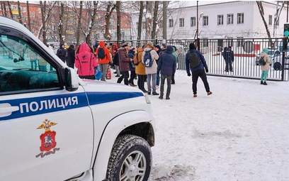 Grupa opozycjonistów przed komendą policji, w której w poniedziałek sądzono Nawalnego. W Moskwie jes