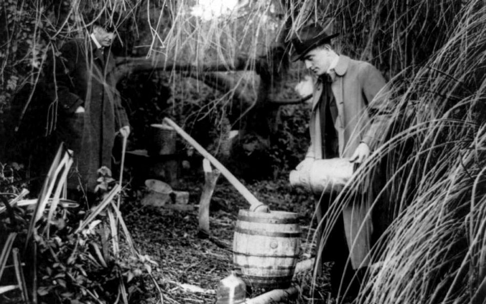 Demontaż nielegalnej destylarni w okolicach San Francisco